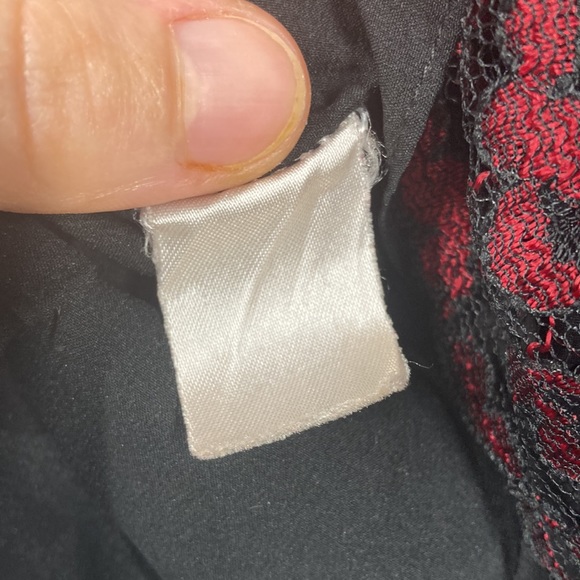 Gianni Petite Red & Black Lace Sleeveless Top Women's Size 8 - MADE IN U… - Picture 6 of 8